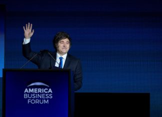 Milei llegó a New York para disertar frente a empresarios globales y agradecer el triunfo en los comicios ante la tumba del “Rebe de Lubavitch”