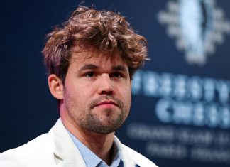 El momento de furia de la estrella del ajedrez Magnus Carlsen tras perder una partida en el Mundial de Qatar