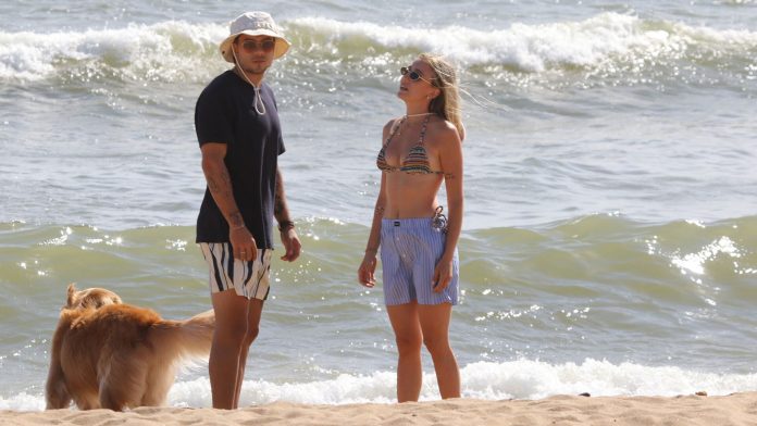 Las vacaciones de Lucas Blondel y Morena Beltrán en la costa esteña