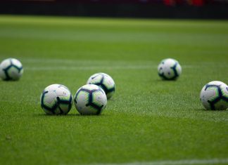 Misterio en el fútbol africano por la repentina muerte de un jugador durante un partido: se habría tragado una moneda