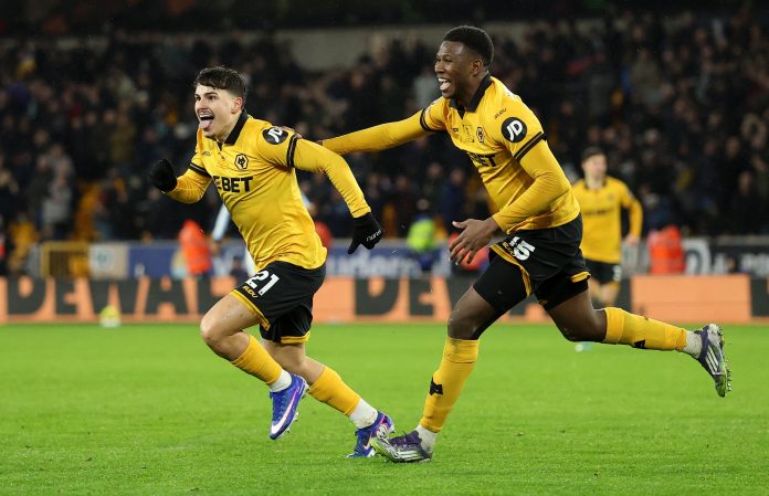 El defensor colombiano Yerson Mosquera realizó impresionante salvada en el triunfo del Wolverhampton ante Aston Villa por la Premier League