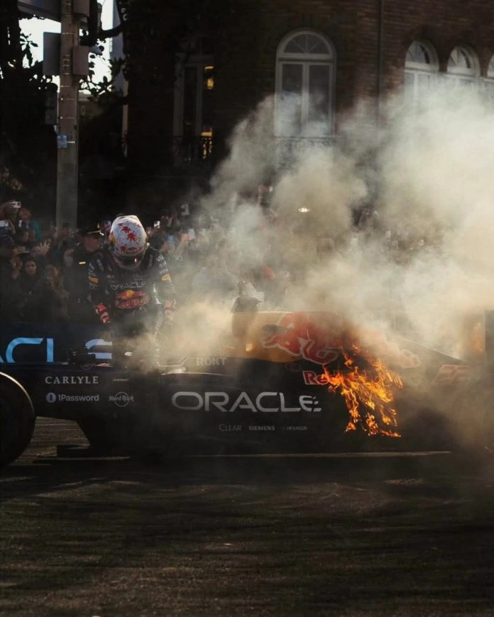 El drama que vivió un piloto de Fórmula 1: su auto se prendió fuego durante una exhibición