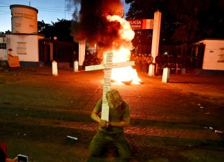 Quema de gomas y “sirenazos” en Santa Fe: se agrava el conflicto entre la policía y el Gobinero provincial