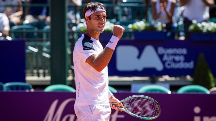 Tomás Etcheverry celebró su triunfo número 100 y se clasificó a las semifinales del ATP 500 de Río
