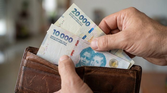 Aumento salarial para los empleados públicos: de cuánto será y cuándo pagarán una nueva suma fija