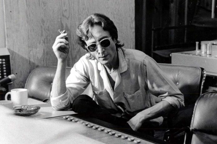 El piano que John Lennon usó en «Lucy In The Sky With Diamonds» se convirtió en el más caro de la historia