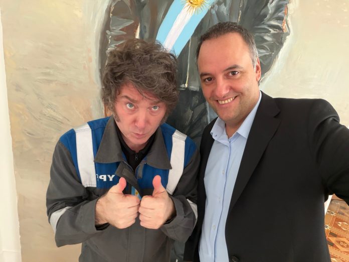 Javier Milei regresó de Hungría en medio de las tensiones políticas y buscará recuperar el control de la agenda local