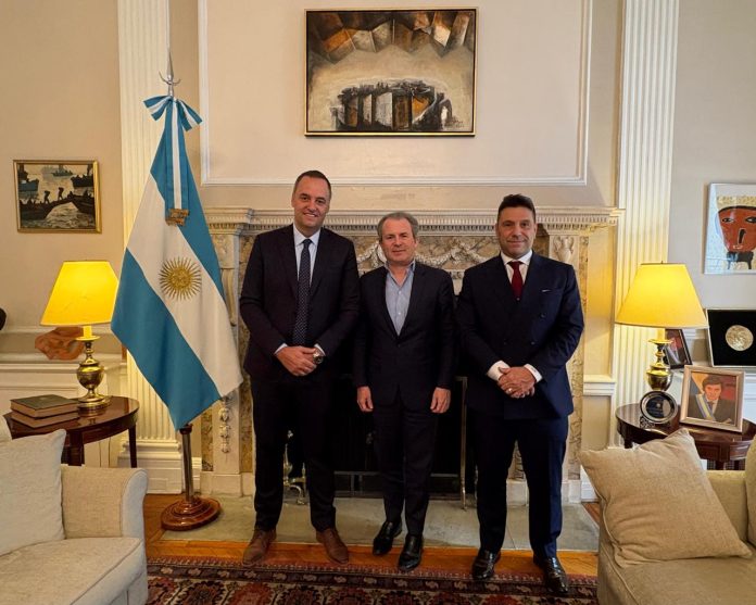 Manuel Adorni cumple agenda en Nueva York y se prepara para reunir a la mesa política el martes