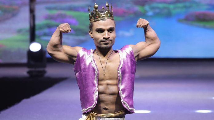 Mide 102 centímetros y hace 84 flexiones en un minuto: la increíble historia del fisicoculturista más bajo del mundo