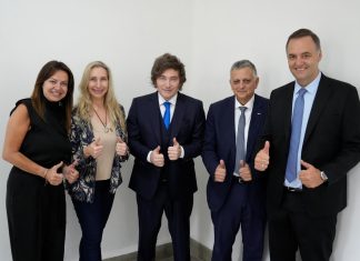 Milei le habla sólo a su tribuna: reduce todo a la defensa de Adorni y malgasta el caso YPF