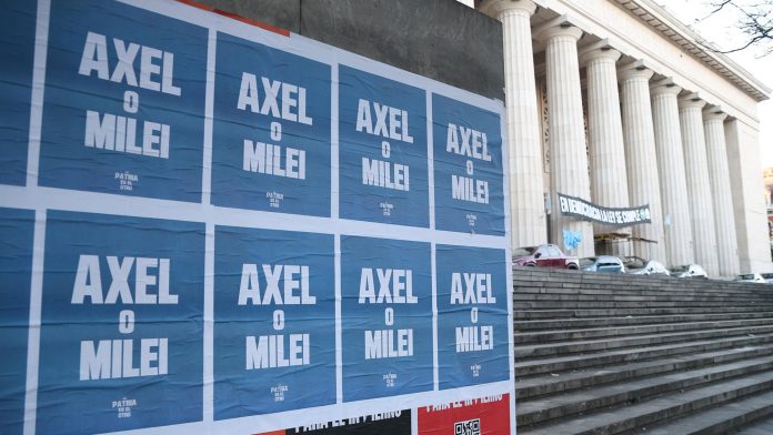“Axel o Milei”, los carteles que avivan la interna del peronismo tras el reclamo kirchnerista por CFK