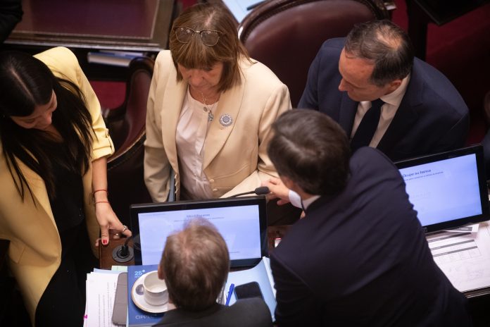 Bullrich se reúne con los dialoguistas en el Senado para definir el articulado final de la reforma laboral