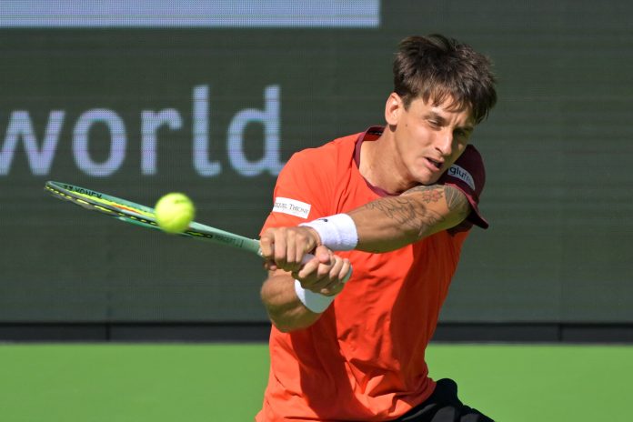 Camilo Ugo Carabelli bajó a un ex Top 10 con una gran actuación y avanzó a cuartos de final en Hamburgo