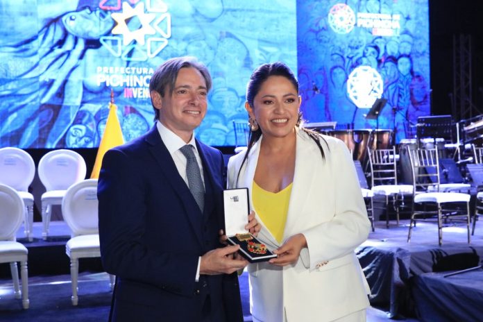 El argentino Christian Asinelli, vicepresidente de la CAF, fue premiado en Ecuador: llamó a fortalecer la integración regional