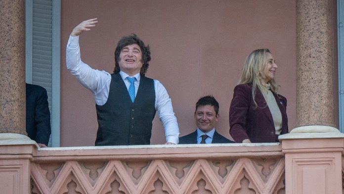 La reconversión de Santiago Caputo: el asesor de Milei levanta el perfil para recuperar influencia