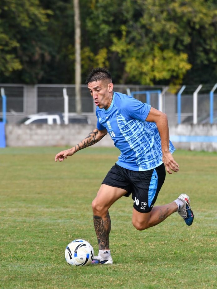 Ricky Centurión apareció en una transmisión en vivo desde la concentración de su equipo: cigarrillo y una confesión sobre Riquelme