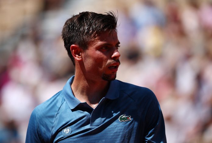 “Siento que va a salir”: un tenista sorprendió al juez de silla por una urgencia personal en el primer día de Roland Garros