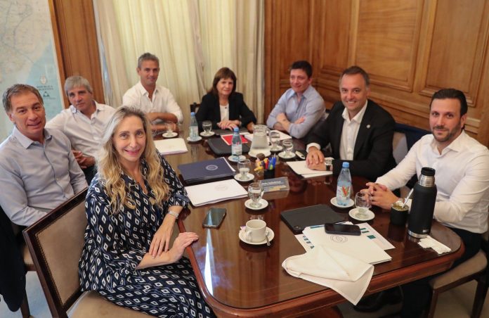 Sin Santiago Caputo, la mesa política ordenó la agenda legislativa en medio de tensiones internas y el reclamo universitario