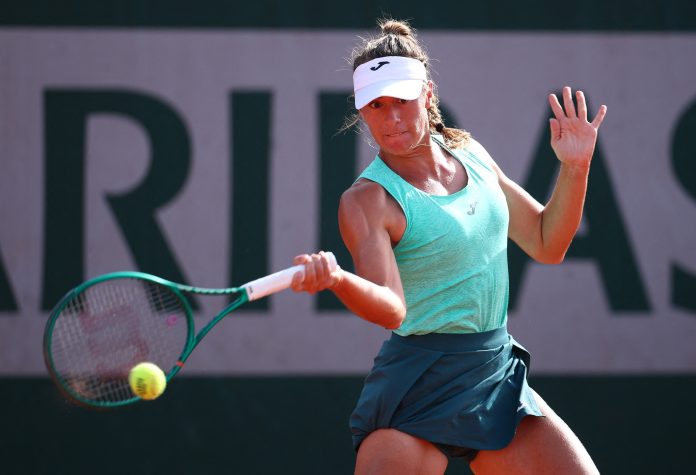 Solana Sierra dio el golpe en Roland Garros al derrotar a Emma Raducanu en el debut
