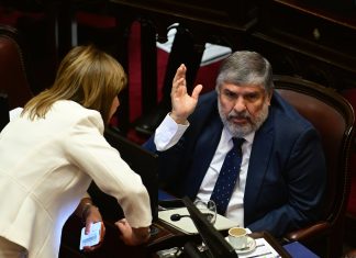 Adorni, el costo infinito de “ganar tiempo”, el peloteo con el Congreso y el fin a la espera de Milei