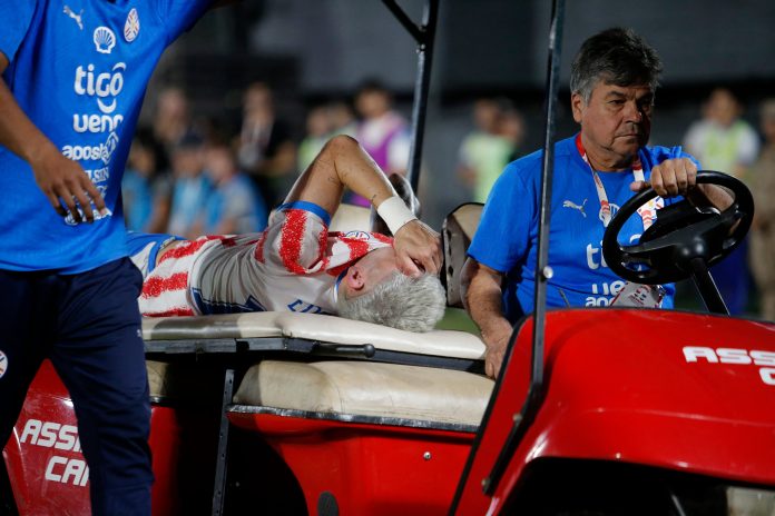 Alarma en Paraguay: una de las figuras del equipo de Gustavo Alfaro salió en camilla y llorando a una semana del debut en el Mundial