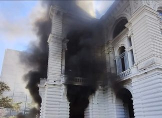 Cooperativistas prendieron fuego la entrada de la municipalidad de La Plata y rompieron vidrios