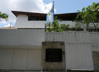 El vacío diplomático puede complicar la ayuda de Argentina a Venezuela: los gestos que grafican una relación rota
