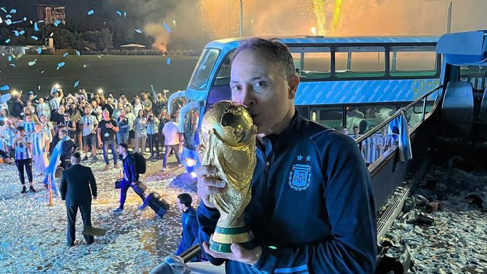 Era jugador de Primera, pero una lesión cambió su vida y hace 30 años es el encargado de cuidar a los jugadores de la Selección