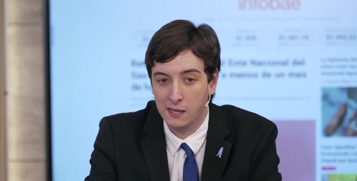 Es abogado, tiene 23 años y su parecido con Néstor Kirchner lo volvió viral
