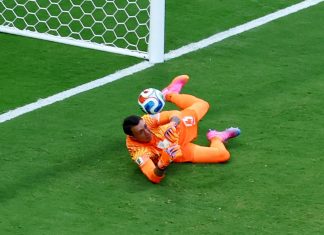 Insólito: Muslera cometió otro blooper en el gol de España y Marcelo Bielsa lo reemplazó en el entretiempo