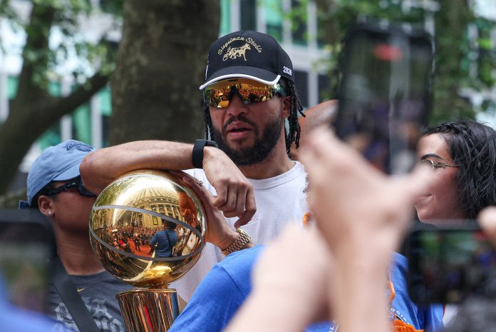 La insólita escena que vivió un campeón de la NBA con un policía en medio de los festejos de los Knicks: “Te juro que estoy en el equipo”