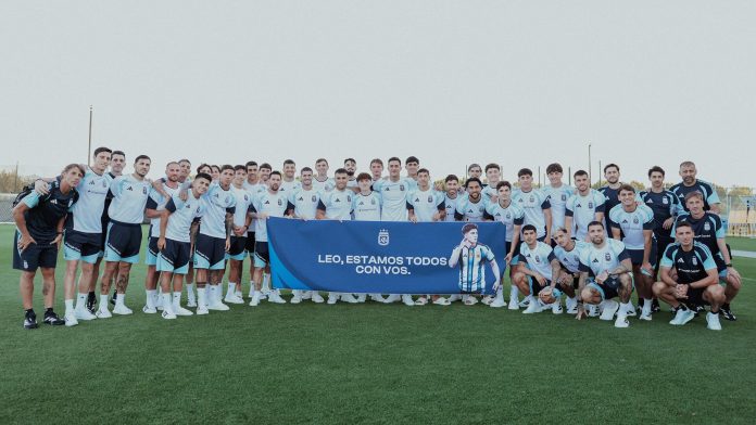 La reacción de Balerdi tras el cariñoso gesto de los jugadores de Argentina a horas del debut en el Mundial: “Despertarme y ver esta foto me emociona mucho”