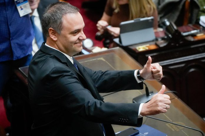 Las inconsistencias, agregados y rectificaciones con las que Adorni intentó justificar el aumento de sus bienes y nivel de gastos