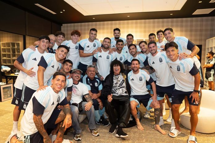 Los videos del show de la Mona Jiménez para la selección argentina: el gesto viral de Messi y el jugador-cantante