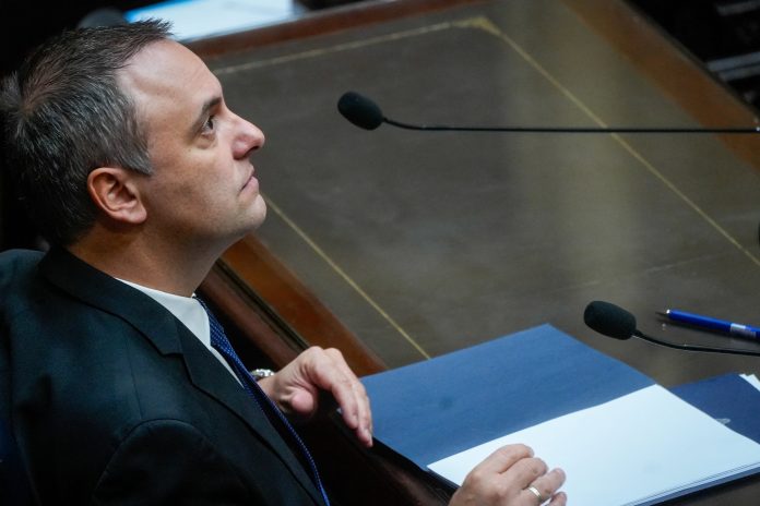 Manuel Adorni en su hora más difícil: el fuego amigo, la presión de los aliados y el respaldo de Milei