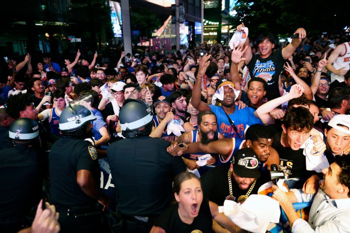 Tras la consagración de los Knicks, sus fanáticos festejaron en todo Nueva York: hubo destrozos y al menos un detenido
