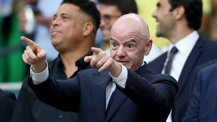 Crisis en la FIFA: renunció un asesor clave de Gianni Infantino en medio del conflicto con UEFA y difundió una fuerte carta