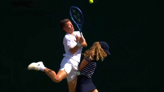 El brutal accidente de una tenista con una alcanzapelotas que sembró preocupación durante un partido de Wimbledon