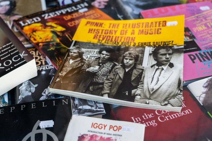La primera canción que incluyó la palabra «punk» en su letra