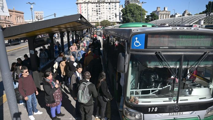 La UTA alcanzó un acuerdo salarial para un trimestre y se diluye la amenaza de un paro de colectivos en el AMBA
