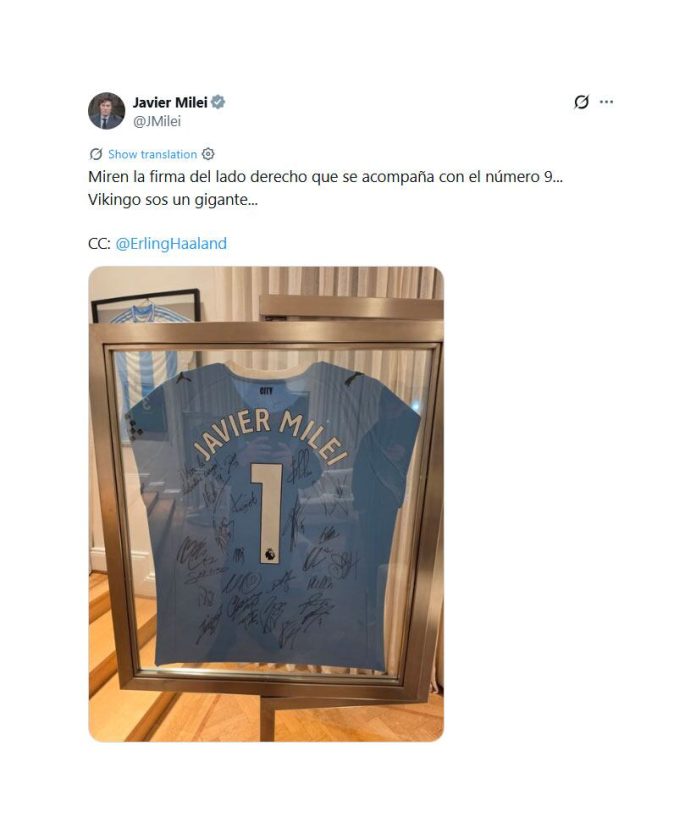Milei celebró el triunfo de Noruega ante Brasil y mostró una camiseta del Manchester City firmada por Haaland