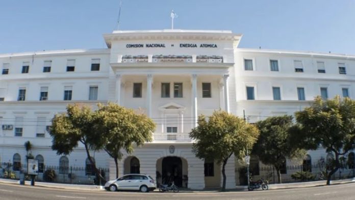 Nueva concentración en la CNEA: trabajadores reclamaron por las desvinculaciones y el desalojo