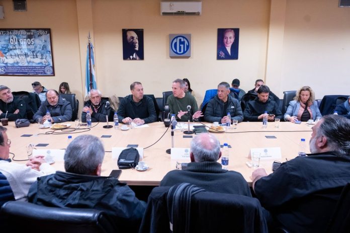 Por qué la CGT finalmente hará una versión light, sin paros sectoriales, de las protestas “a la francesa”