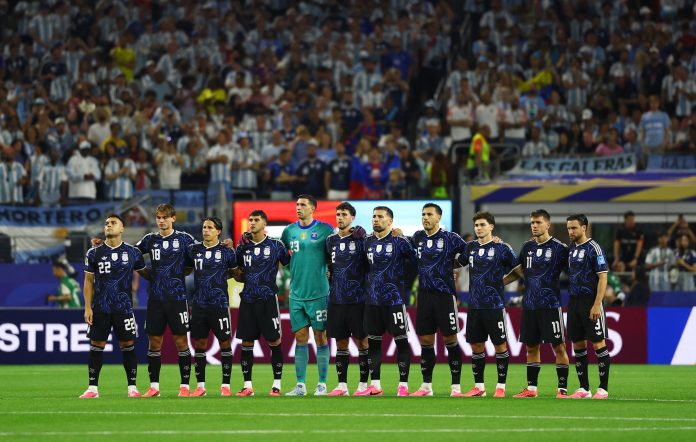 Por qué la Selección Argentina jugará con la camiseta azul en el partido contra Inglaterra y cuáles fueron las que usó en enfrentamientos previos