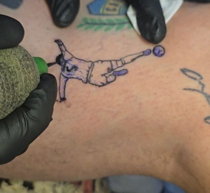 Un fanático se tatuó el quite de Paredes ante Egipto: la reacción del jugador de la Selección