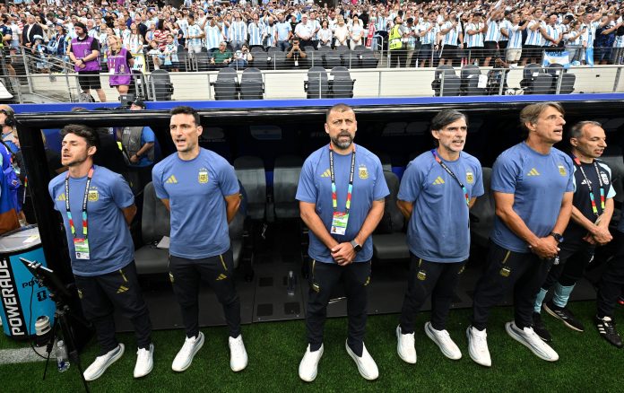Una frase en otro idioma y el ritual tras los días de partido: detalles íntimos de Scaloni y el cuerpo técnico de la selección argentina