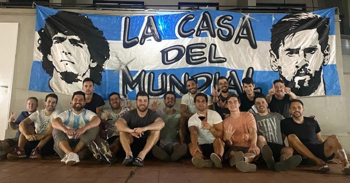 Veinte amigos alquilaron una casa para vivir juntos el Mundial: home office y visitas familiares