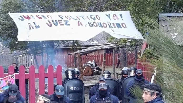 Desalojaron parcialmente un predio usurpado por dos comunidades mapuches en Villa La Angostura