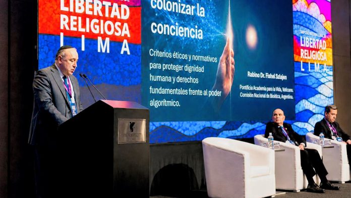 El bioeticista argentino Fishel Szlajen presentó en Lima un modelo de gobernanza de la IA para la libertad religiosa