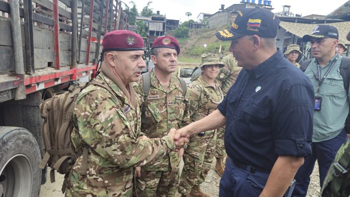 El presidente de Colombia visitó a las tropas argentinas que ayudan en las tareas humanitarias tras el terremoto